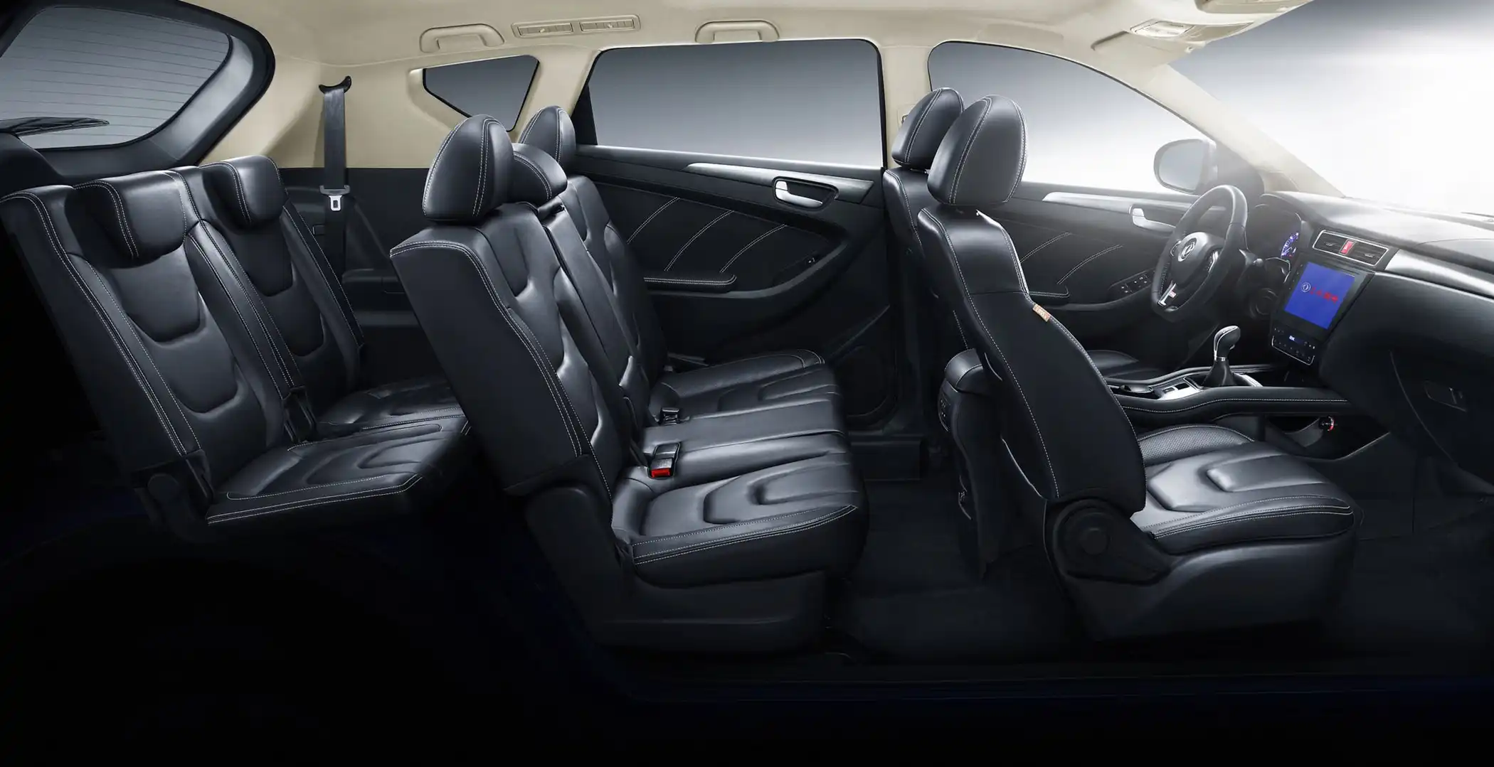 El Diseño Interior del DFSK 580 PRO es un SUV de lujo para 7 pasajeros en sus 3 filas de asientos.